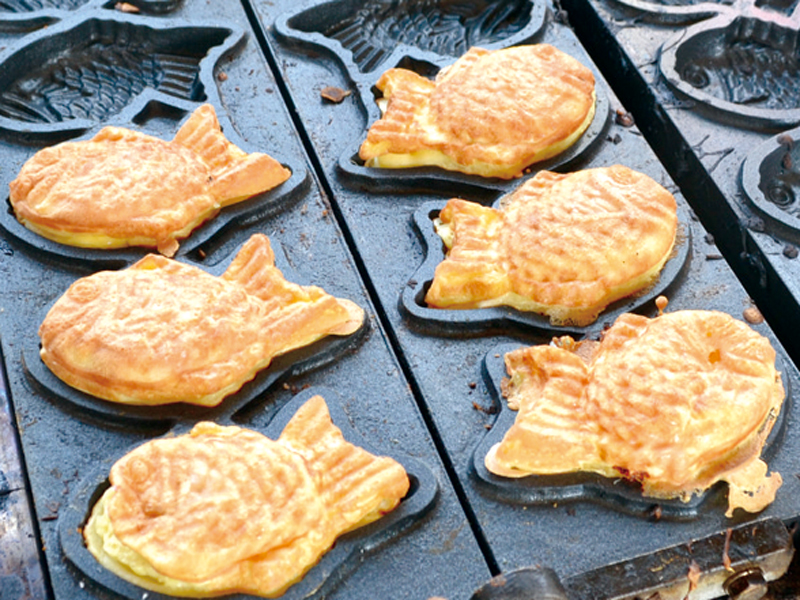 大振りのタコ入り「たこ焼」とミニサイズの「たい焼」が評判！