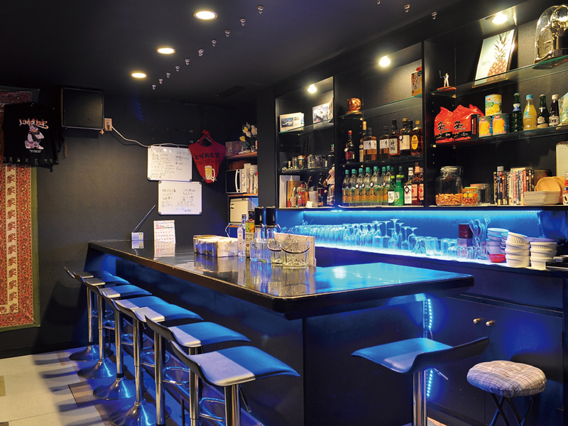 居酒屋のような雰囲気で楽しめる隠れ家バー