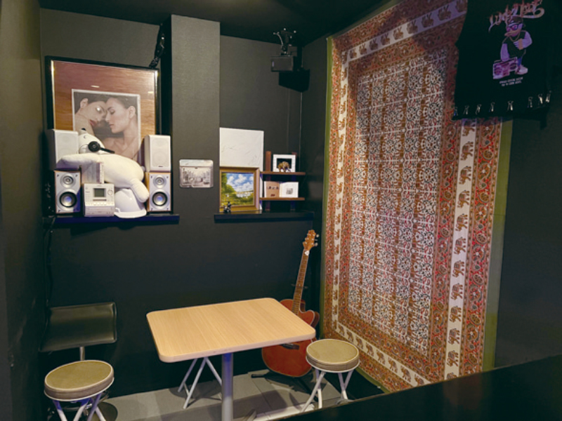 居酒屋のような雰囲気で楽しめる隠れ家バー