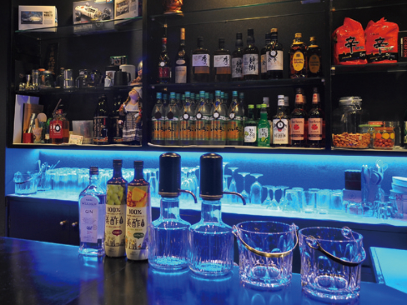 居酒屋のような雰囲気で楽しめる隠れ家バー