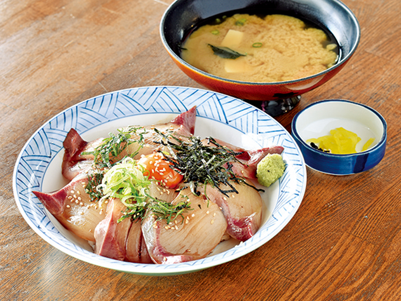 『道の駅 とよはま』地元の“ええもん”を数多く販売し聖地にもなっている西讃の玄関口【香川県観音寺市豊浜町】