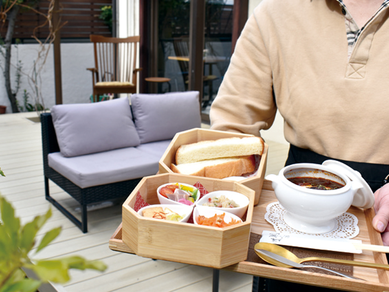 居心地の良いカフェで見た目も美しいランチを堪能