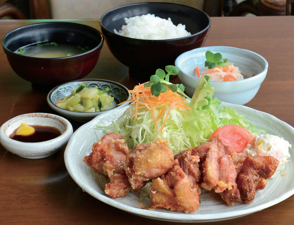 TEA ROOM ベア』口いっぱいに旨味が広がる昔ながらの唐揚げ♪さっぱり