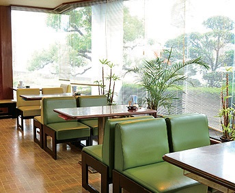 『TEA ROOM ベア』口いっぱいに旨味が広がる昔ながらの唐揚げ♪さっぱり辛子ポン酢で召し上がれ！