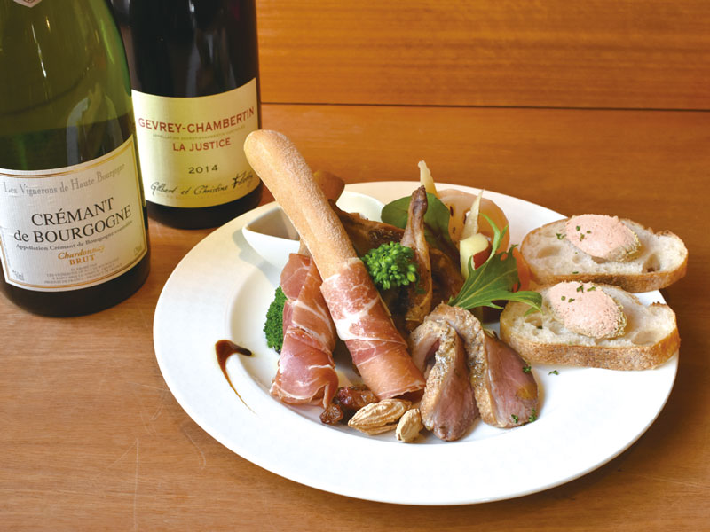 ゆったりとお酒を楽しむことができるワイン酒場