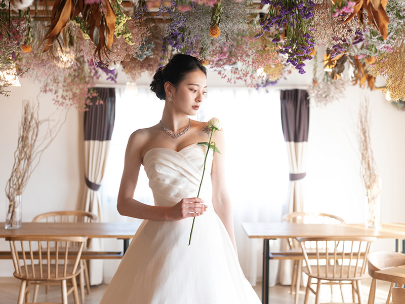 ドライフラワーと柔らかい光に包まれた空間で挙げる少人数結婚式