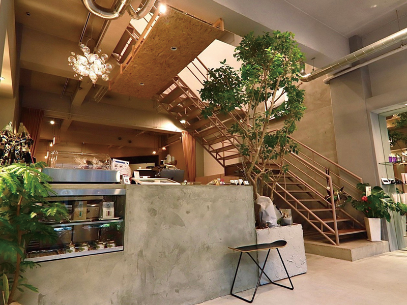 時代の先を描き出すスタイリッシュな複合型ヘアサロン