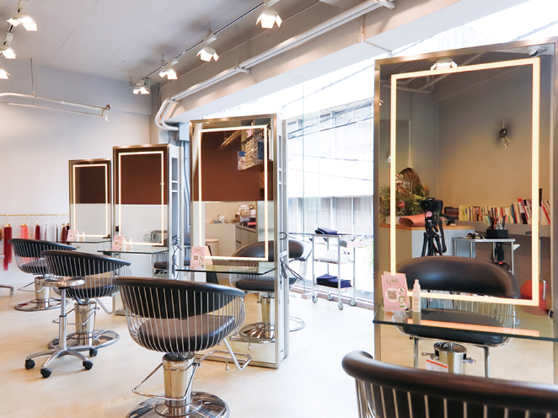 時代の先を描き出すスタイリッシュな複合型ヘアサロン