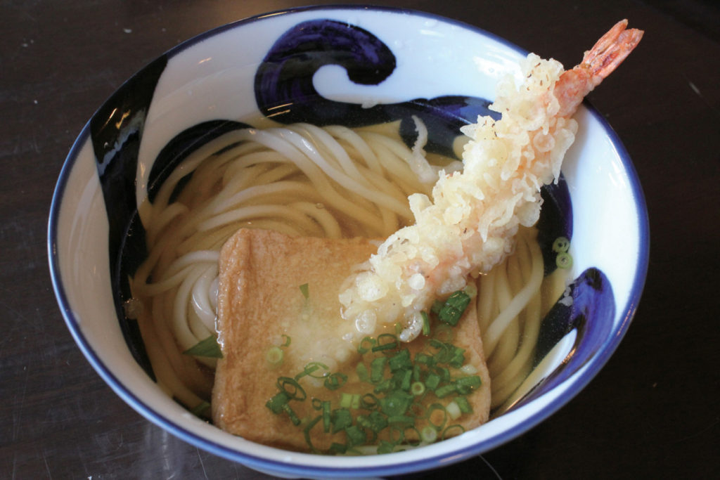 躊躇せずひたすらこねる手作業が作り手独自の個性と味わいを生む