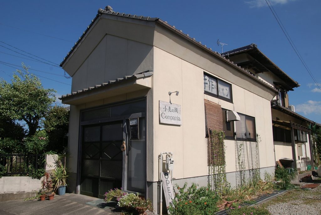 『小麦の風　Ｃｏｍｐａｎｉａ』外はカリッと、中はモッチリ・・・噛みしめるほどに溢れる味わい