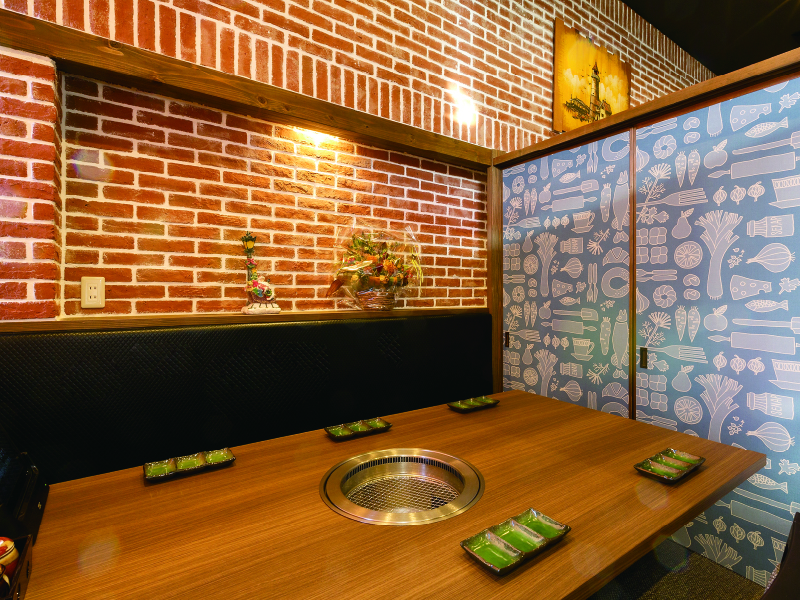 『炭火焼肉 もざいく 春日店』カップルやファミリーまで幅広い層に人気