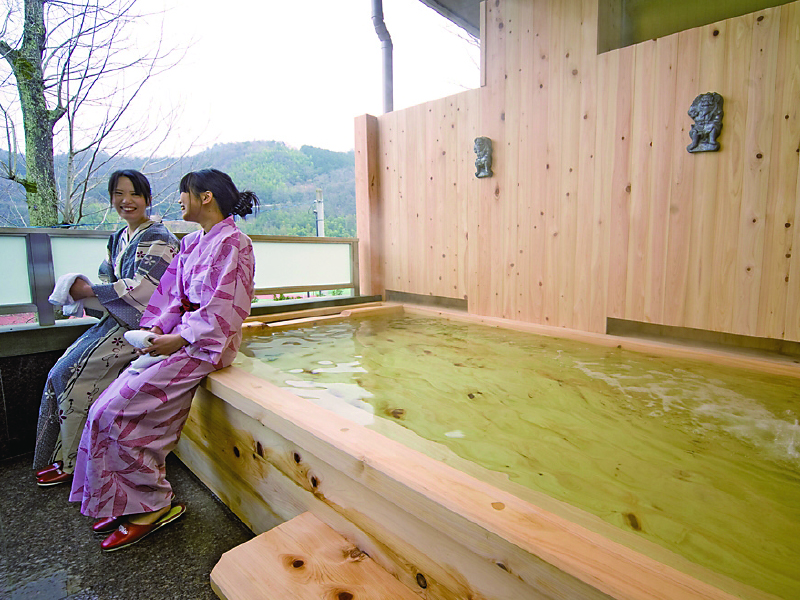 『HYPER RESORTヴィラ塩江』讃岐でんぷくふぐとズワイガニのほっこり温まる鍋の贅沢コース