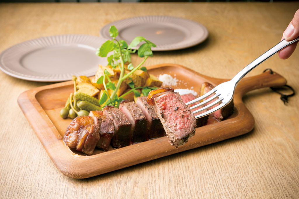 カフェでありながら肉料理も豊富！