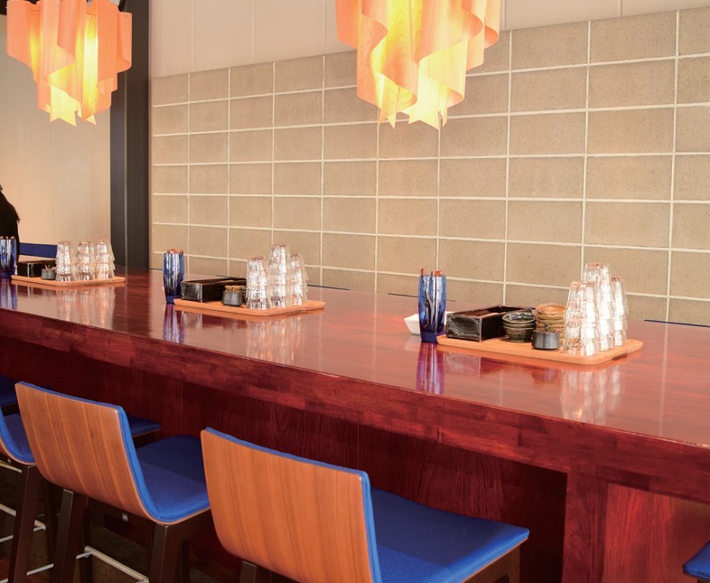 『あき山』旬の天ぷらが約10種類のった贅沢でボリュームのある天丼にがっつけ