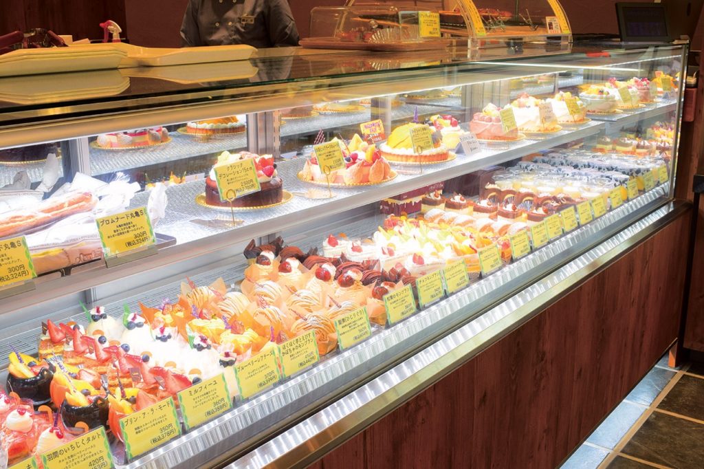 約２０種類のケーキが並ぶショーケースが新たに登場！