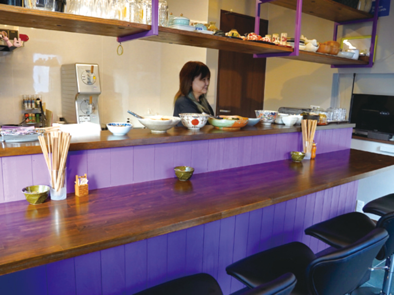 ボリューム満点の定食やおばんざいで満腹に