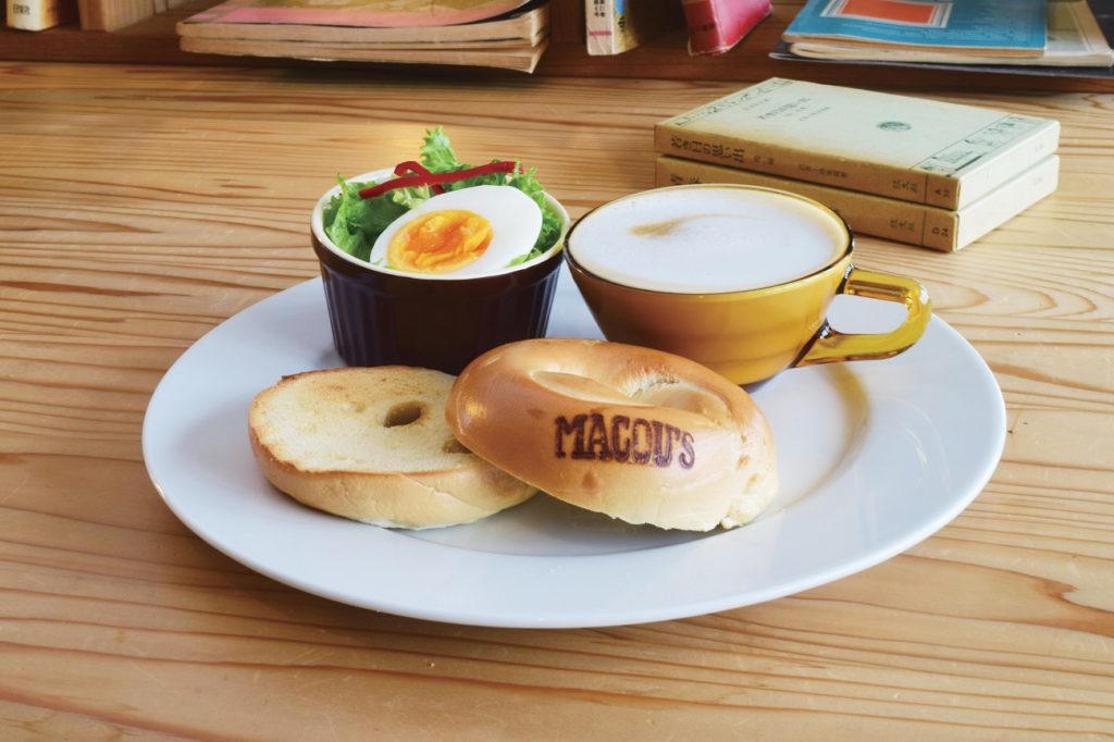 懐かしの本との再会♪美味しいこだわりメニューと共にぜひ