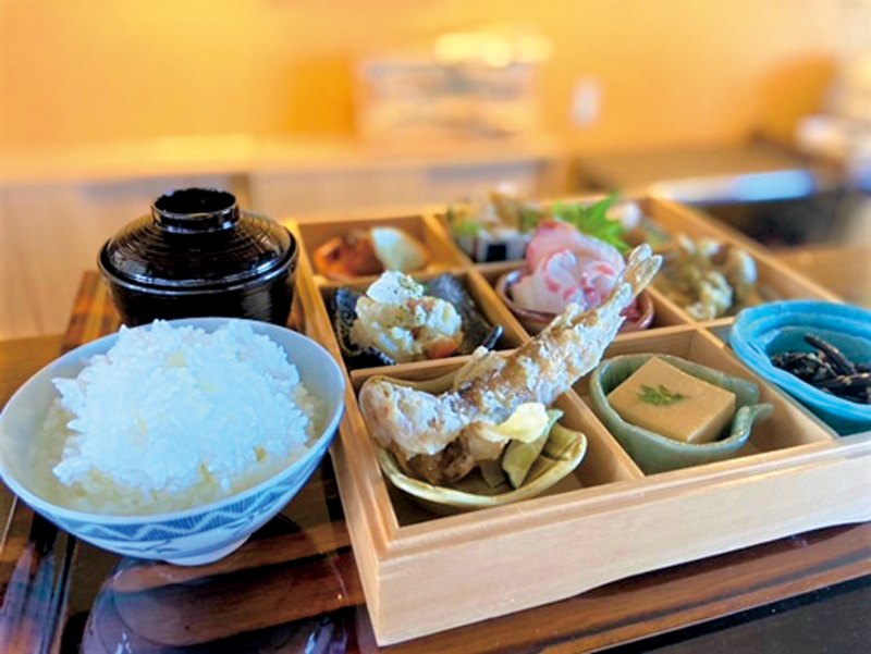 旬の魚や野菜を中心に和食をベースにした創作料理を