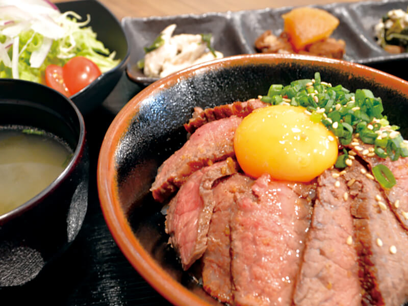 肉とおばんざいセットのランチは必見