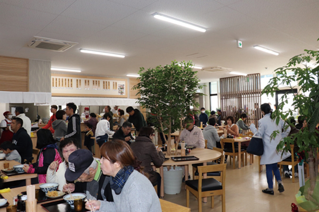 『本格手打ちうどん 根っこ 空港通り店　ホンカクテウチウドン ネッコ クウコウドオリテン』　カレーうどんが人気の『根っこ』が移転OPEN