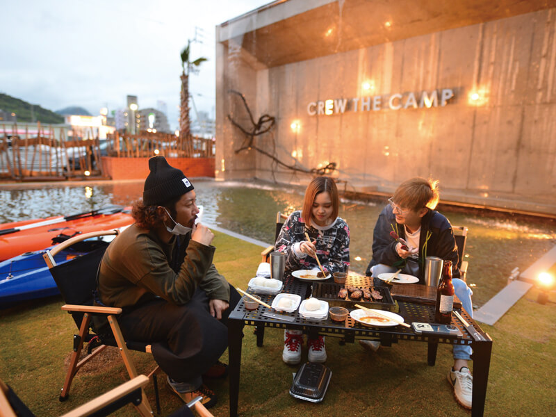 街中に突然滝が現れる！ダイナミックな体験型アウトドアショップ