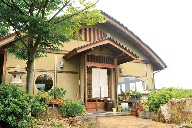海と山の両方が一望できるどこか懐かしい雰囲気の和カフェ