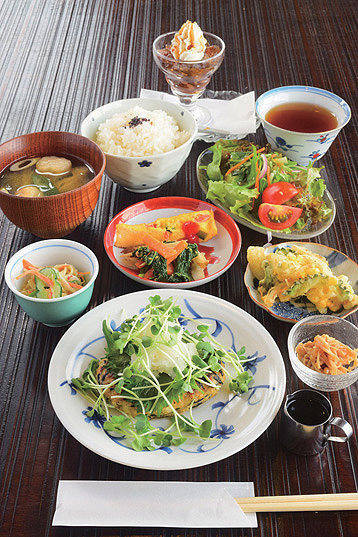 海と山の両方が一望できるどこか懐かしい雰囲気の和カフェ