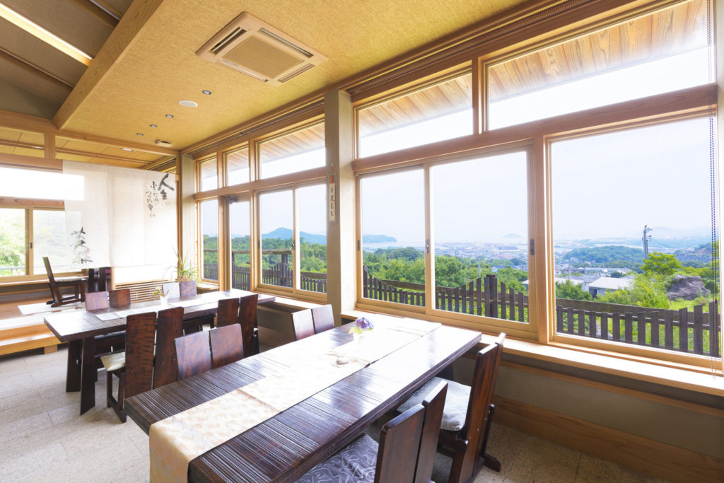 海と山の両方が一望できるどこか懐かしい雰囲気の和カフェ