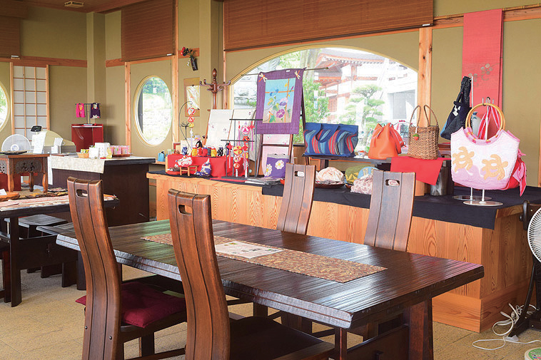 海と山の両方が一望できるどこか懐かしい雰囲気の和カフェ