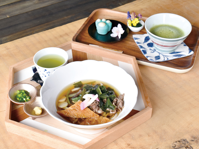 線路沿いに佇む完全予約制の蕎麦屋