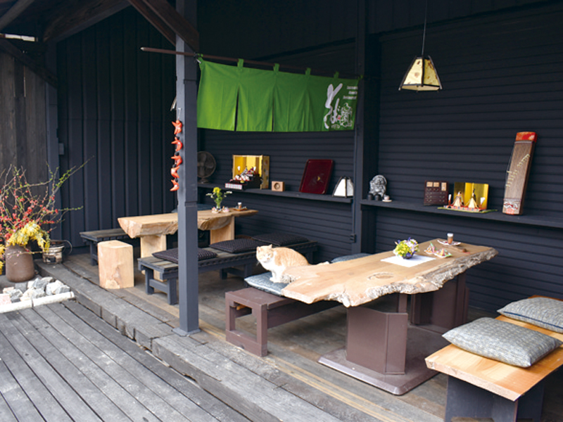 線路沿いに佇む完全予約制の蕎麦屋