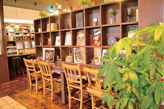 レトロモダンなおしゃれカフェ♪大きなチキンをさっぱりと楽しむサンド