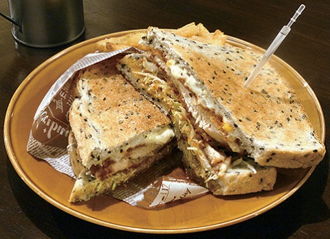 レトロモダンなおしゃれカフェ♪大きなチキンをさっぱりと楽しむサンド