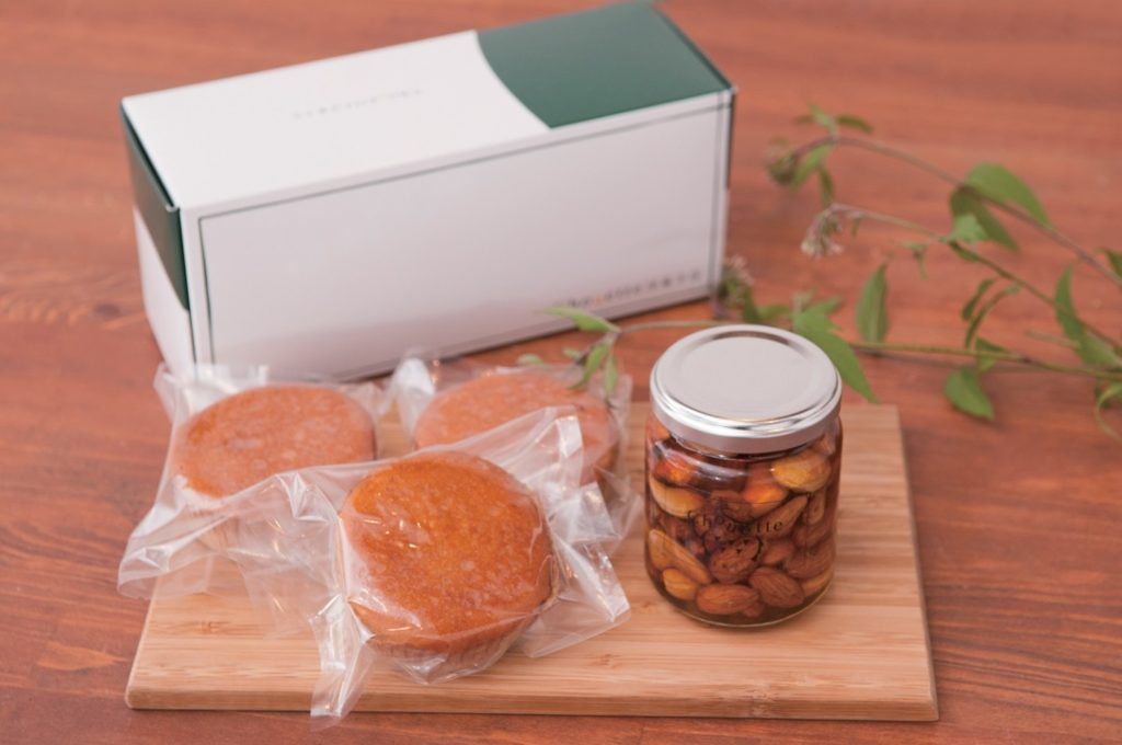 『Ｃｈｏｕｅｔｔｅ　洋菓子店』しっとりとはちみつが香るナッツと和三盆の甘さが優しいマドレーヌ