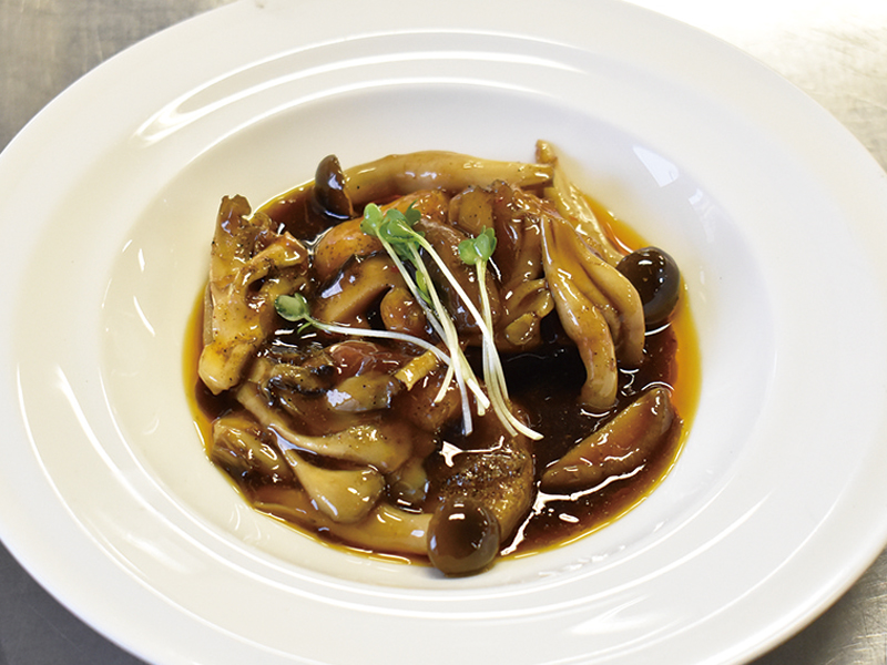 天然鯛ときのこの四川風煮込み