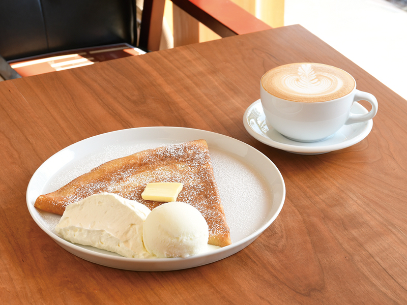 左／バターシュガークレープ、右／エスプレッソコーヒー ラテシングル