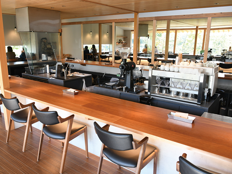 店内のカウンターとテーブル席。36席ある。