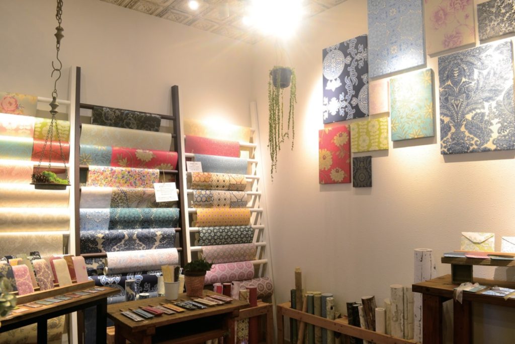 豊かな暮らしの彩りをご提案♪輸入壁紙ｓｈｏｐ『＋ＢＩＲＤ』が移転ＯＰＥＮ