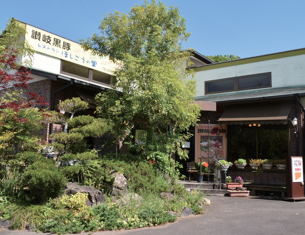 『オリーブ夢豚・讃岐黒豚料理ほしごえの里』オリーブ夢豚と野菜の旨味を“せき止め”た「前山ダム」を模した香川初のダムカレー