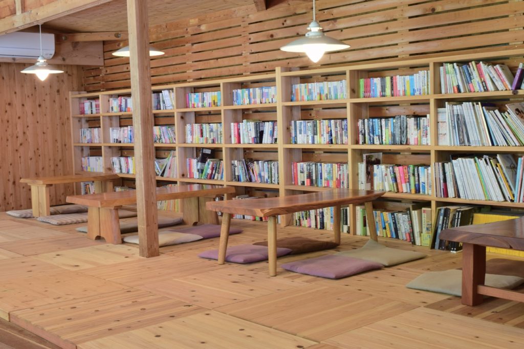 自然の中で楽しむ本の世界、開放的な空間が心地いい素敵な時間