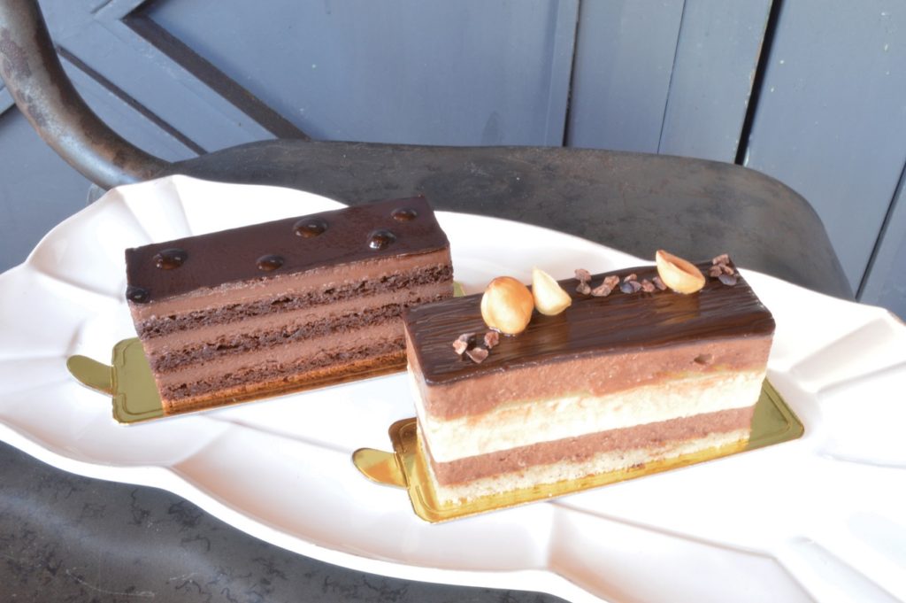 モードで洗練された空間にきらめく目にも美しい本格スイーツ