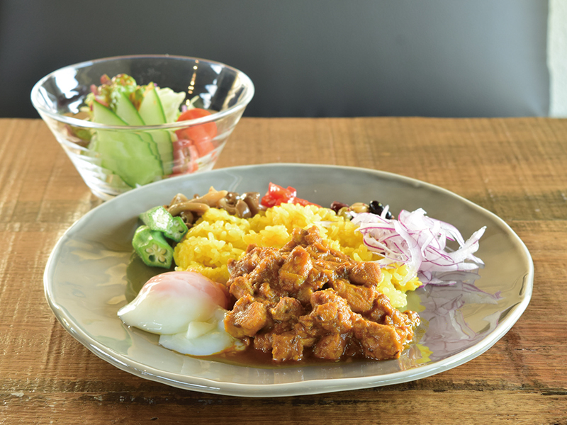 ゆったりと寛げる大人のカフェで自家製カレーとスイーツに舌鼓