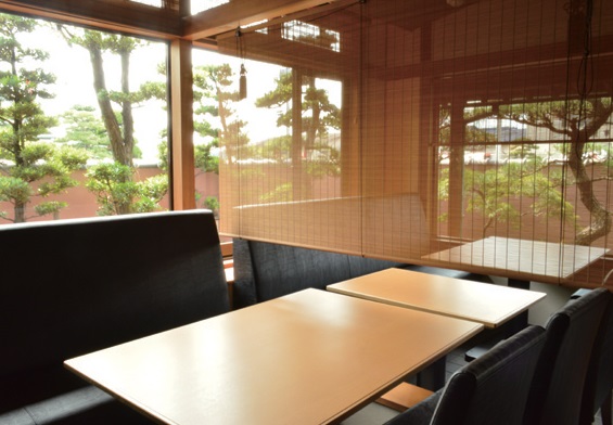 『みなと新世　多度津店』リニューアルした和モダンな店内で新鮮魚介料理を堪能！