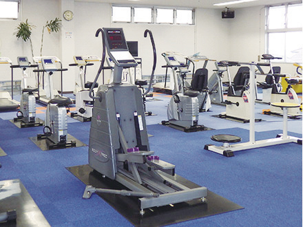 丸亀で、スポーツクラブならココ！ゴルフや、スカッシュも完備！