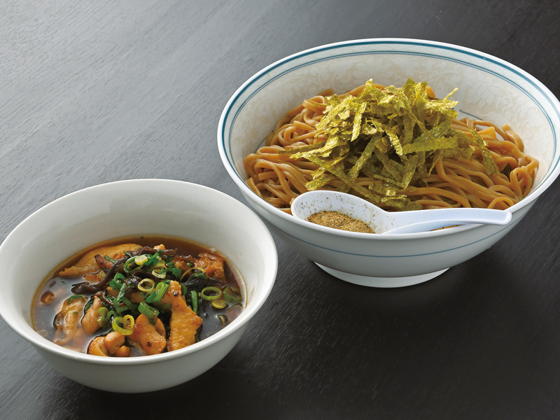 ドーン！と“骨付鳥”が乗った「ジャンボラーメン」が登場！