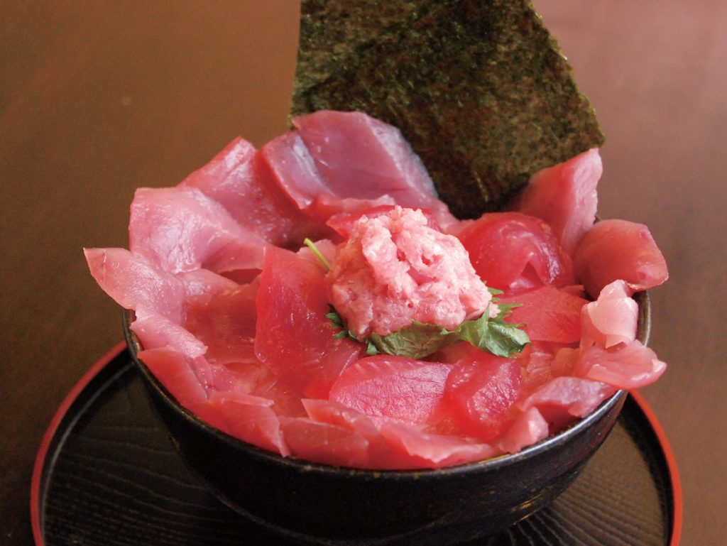 『海鮮一番』マグロをとことん味わうならコレ！丼からはみ出すダイナミズム
