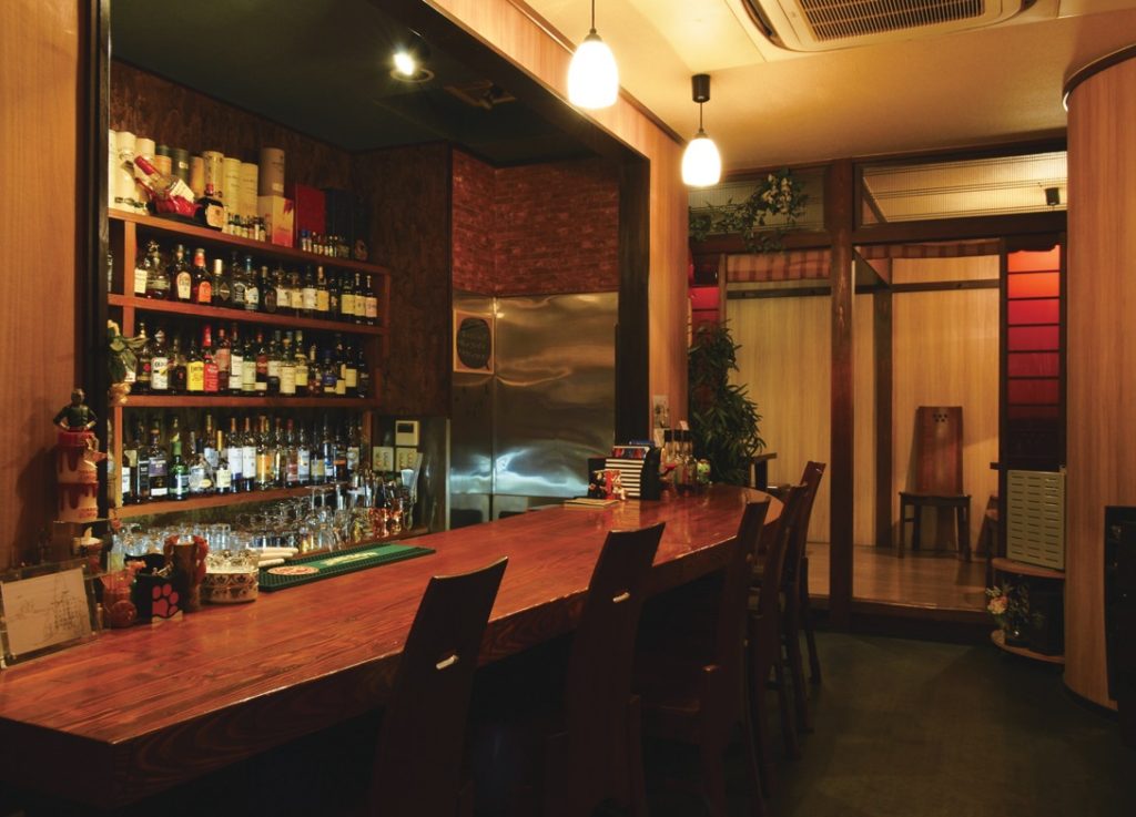 『Cocktail Bar Dank』気軽に立ち寄れる落ち着いた雰囲気の店内で気分に合わせたカクテルを楽しんでください