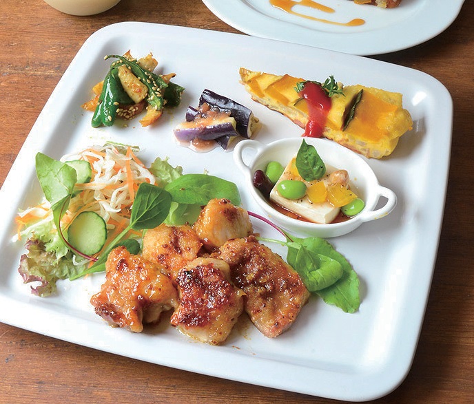 気取らないカジュアルな空間で季節の花々を愛でるリラックスカフェ