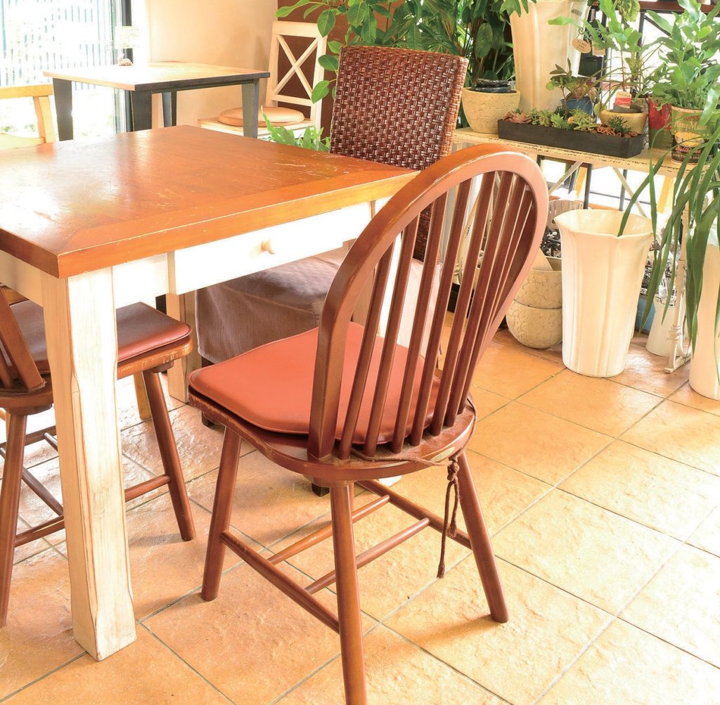 気取らないカジュアルな空間で季節の花々を愛でるリラックスカフェ