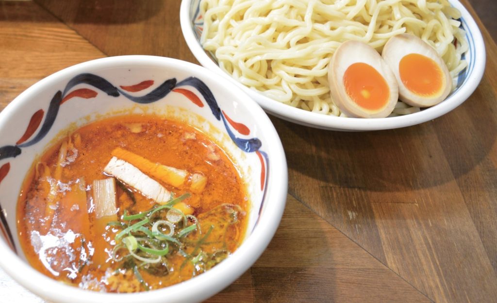 『麺鮮醤油房　周月』こだわりの極太ちぢれ麺に感動！素材の良さを活かしたピリ辛つけ麺